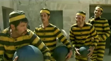 Joe Dalton's Prisoner Ball (Eric Judor) en The Daltons