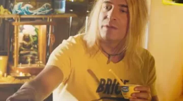 The pot of Danette Brice Agostini (Jean Dujardin) in Brice 3