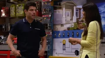 Le polo J.Crew bleu de Schmidt (Max Greenfield) dans New Girl