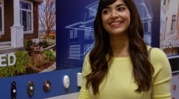 Le pull jaune de Cece Parekh (Hannah Simone) dans New Girl