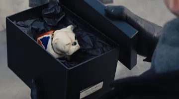 The bulldog porcelain of James Bond (Daniel Craig) and M (Judi Dench) in Skyfall