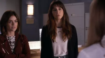 Le t-shirt blanc à col noir de Spencer dans Pretty Little Liars