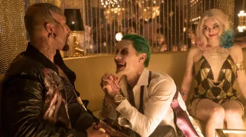 The necklace "Joker" Harley Quinn (Margot Robbie) in Suicide Squad