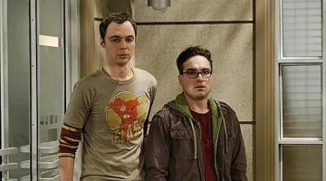 The t-Shirt brown The FLash Sheldon Cooper (Jim Parsons) in The Big Bang Theory S01E01