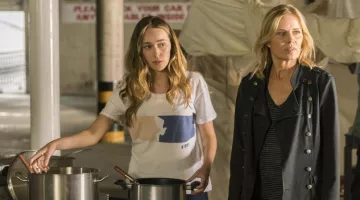 The t-Shirt blue white red for Alicia Clark in Fear the Walking Dead