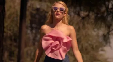 Le top "rose géante" Bambah de Chanel Oberlin (Emma Roberts) dans Scream Queens