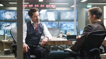 The red tie of Tony Stark (Robert Downey, Jr.) in Captain America : Civil War