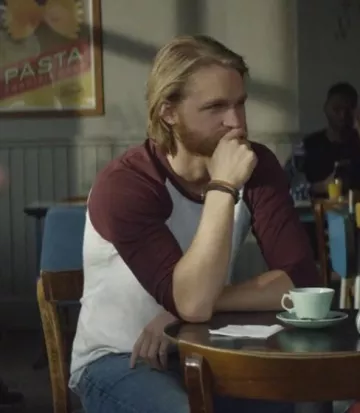 The T-Shirt Cooper in Black Mirror s03e02