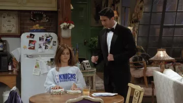 La sudadera gris "Knicks Basketball" de Rachel Green (Jennifer Aniston) en Friends S03E02