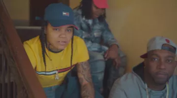 The t-shirt Tommy Hilfiger Young MY in the clip "Brooklyn Everywhere" in featuring with Pvnch