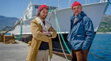 Le manteau col moutonné de Philippe Cousteau (Pierre Niney) dans L'Odyssée