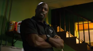 El reloj negro Suunto de Luke Cage (Mike Colter) en Luke Cage S01E04 de Marvel