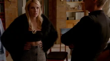 La jupe Maje de Chanel Oberlin (Emma Roberts) dans Scream Queens