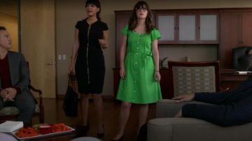 El vestido negro con cremallera visto en Cece Parekh (Hannah Simone) en New Girl S07E02