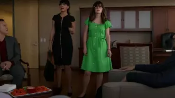 La robe noire zippée vue sur Cece Parekh ( Hannah Simone) dans New Girl S07E02