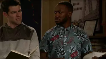La chemise bleue  à fleurs portée par Winston Bishop (Lamorne Morris) dans New Girls S07E02