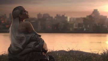 El sujetador gris de Ariana Grande en el videoclip No Tears Left To Cry