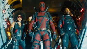 Chaqueta de traje roja usada por Wade Wilson (Ryan Reynolds) como se ve en Deadpool 2