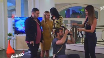 La robe chemise noire à motifs dorés portée par Shanna dans Les Anges S10E31