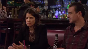 La blouse noire avec dentelles de Robin Scherbatsky (Cobie Smulders) dans How I Met Your Mother S08E14