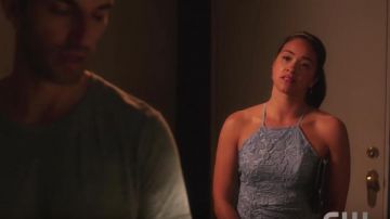 La robe bleue de Jane Villanueva (Gina Rodriguez) dans Jane The Virgin S04E17