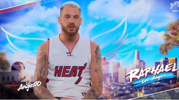 Le maillot blanc et rouge des Miami Heat de Raphael dans Les Anges S10E32