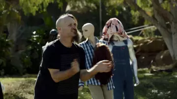 Le t-shirt noir de Phil Mil­ler (Will Forte) dans Last Man On Earth S04E16