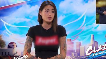 Camiseta de inscripción roja negra de Claire en Les Anges S10E32