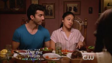 La camisa a rayas que lleva Jane Villanueva (Gina Rodríguez) en Jane The Virgin S04E16