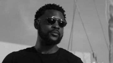 Las gafas de sol redondas de Damso en su videoclip macarena