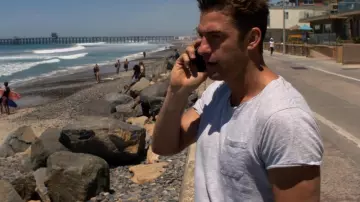 Le t-shirt gris avec poche de Baz / Barry Blackwell (Scott Speedman) dans Animal Kingdom S01E04