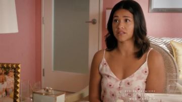 Camisola blanca usada por Jane Villanueva (Gina Rodriguez) en Jane the virgin S04E10