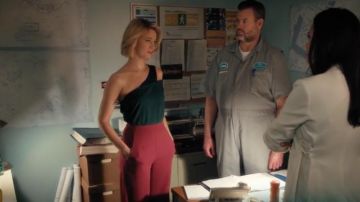 découpe du top vu sur Petra Solano (Yael Grobglas) dans Jane The Virgin S04E10