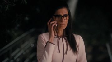 Vestido de Ted Baker usado por Krishna (Shelly Bhalla) en Jane the Virgin S04E08
