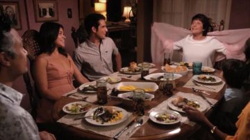 Vestido de Amantes + Amigos usado por Jane Villanueva (Gina Rodriguez) en Jane The Virgin S04E04