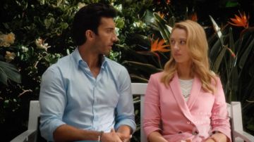 Chaqueta blazer rosa usada por Petra Solano (Yael Grobglas) en Jane The Virgin S04E02