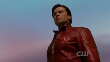 La chaqueta de cuero rojo de Clark Kent / Superman (Tom Welling) en Smallville S10E02