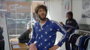 La chaqueta de chándal estrella de Lil Dicky en el video musical Freaky Friday de Chris Brown