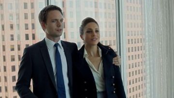 The jacket of Rachel Zane (Meghan Markle) on Suits S01E04