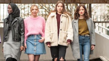 The grey coat of Manon (Marilyn Lima) in Skam France