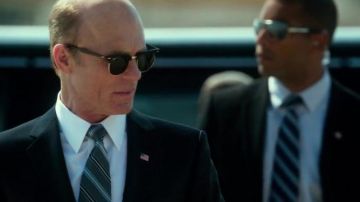 Les lunettes de soleil Ray-Ban Clubmaster de Leonard Dekkom (Ed Harris) dans Geostorm