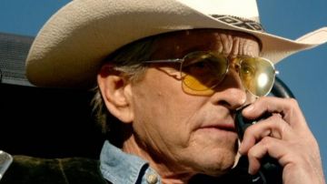 Sun-glasses Madec (Michael Douglas) in Out of Reach