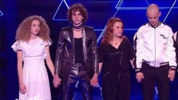 La robe blanche de Ecco dans The voice du 21/04/2018