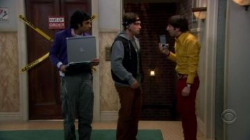 The belt buckle of The Flash of Howard Wolowitz (Simon Helberg) The Big Bang Theory S01E11