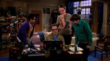 the belt buckle Superman silver of Howard Wolowitz (Simon Helberg) The Big Bang Theory S01E14