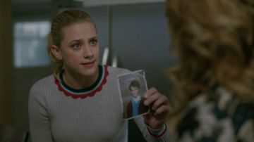 The sweat Ted Baker to Betty Cooper (Lili Reinhart) in Riverdale S02E19
