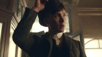 Le faux col vintage de Thomas Shelby (Cillian Murphy) dans Peaky Blinders S01E02