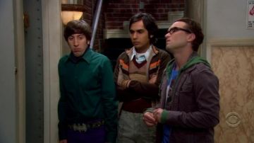 Batman's belt buckle worn by Howard Wolowitz (Simon Helberg) in The Big bang Theory S01E12