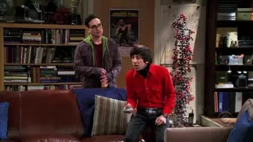Gamepad belt buckle worn by Howard Wolowitz (Simon Helberg) in The Big Bang Theory S01E01