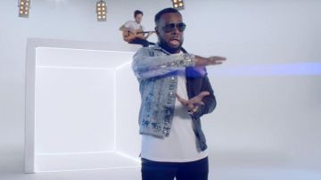 La veste en jeans bicolore de Maître Gims dans son clip "La même"